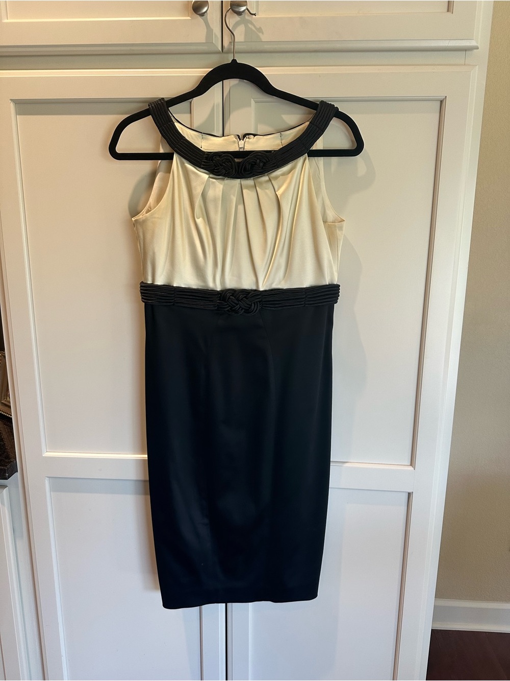 Jones New York Cream and Black Sleeveless Sheath Dress
